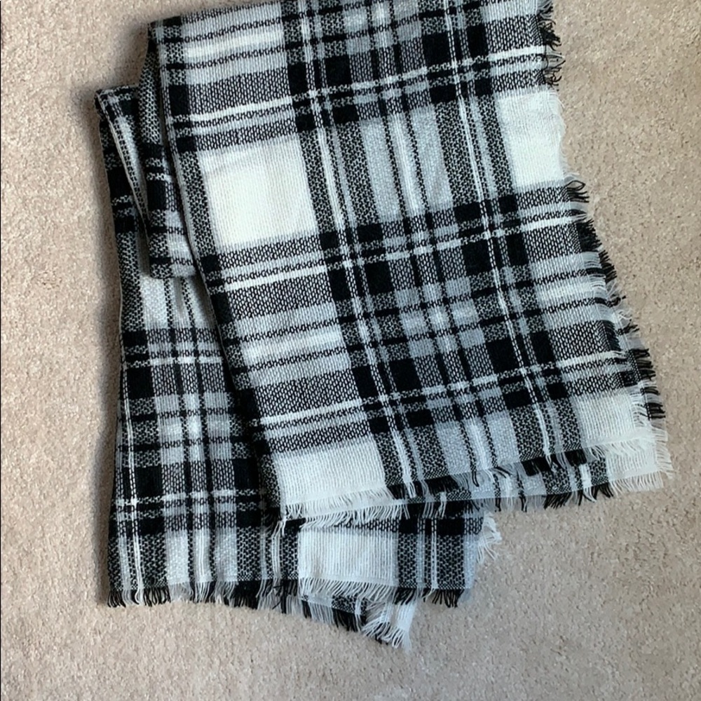Black/white Plaid Knit Scarf or Wrap